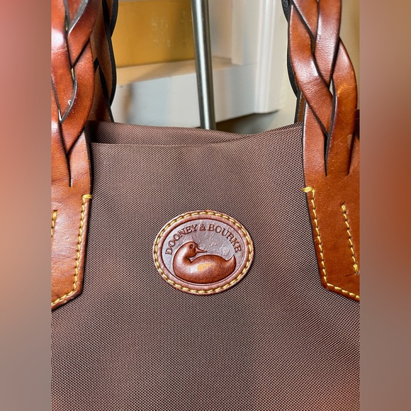 Dooney and Bourke shoulder bag - Picture 4 of 10